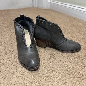 Mata Size 7 1/2 grey v split boots